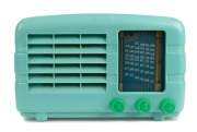 BELL vintage mantle radio in green bakelite case, 18cm high.