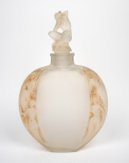 LALIQUE "Meplat Sirenes avec Bouchon Figurine" French frosted glass vase with figural stopper and original sepia finish, circa 1920, 35.5cm high. - 4