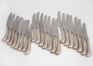 Sheffield sterling silver pistol grip cutlery, comprising of twelve dinner knives and ten entree knives, manufactured in Sheffield, circa 1977, (22 items).