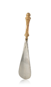 An antique 9ct gold handled shoehorn, 19th century, 13cm long overall.