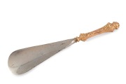 An antique 9ct gold handled shoehorn, 19th century, ​​​​​​​13cm long overall. - 2