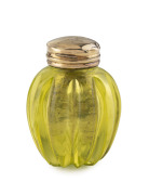 A rare antique vinaigrette in uranium glass with 15ct gold top and grill, early to mid 19th century, 3.5cm high. - 2