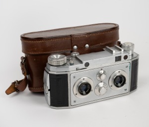 JULES RICHARD: 1950-type Verascope f40 stereo camera [#1715068] with twin Som Berthiot Flor 40mm f3.5 lenses [#482804 & #822579] and leather case.