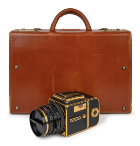 HASSELBLAD: 1987 500C/M 'Gold Exclusive' limited-edition gold-plated medium-format SLR camera [#RU 1401974 & #RT 3301992], with Carl Zeiss Planar 80mm f2.8 lens [#6953802] and Hasselblad lens cap. Issued to commemorate the 30th anniversary of the 500C/M c