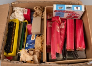 HORNBY DUBLO OO GAUGE - REMAINS OF COLLECTION: Assorted model train parts and accessories, some boxed, including locomotives, wagons, carriages etc., (qty). Inspection will reward.