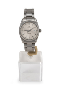 OMEGA "Seamaster" quartz Aqua Terra gent's wristwatch in stainless steel case and bracelet with baton numerals and date window; together with an Omega branded stand.
