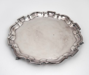 An English sterling silver salver in the Georgian style, made in Sheffield, 20th century, 31cm wide, 784 grams.