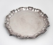 An English sterling silver salver in the Georgian style, made in Sheffield, 20th century, ​​​​​​​31cm wide, 784 grams.