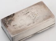 An English sterling silver pocket snuffbox with horseracing decoration, made in London, 20th century, ​​​​​​​4.5cm wide, 32 grams. - 2