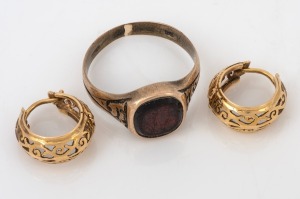 A pair of vintage 9ct gold earrings, together with a 9ct gold and red stone ring, 20th century, 7.9 grams total.