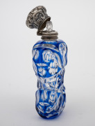An antique English blue overlay glass scent bottle with sterling silver top and original inner stopper, 19th century, ​​​​​​​10cm high. - 2