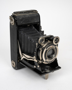 ZEISS IKON: Super Ikonta C 530/2 folding rangefinder camera, c. 1933, with Tessar 105mm f4.5 lens and Compur shutter.