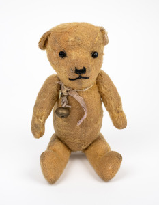 An antique teddy bear with articulated limbs, English or German, early 20th century, ​​​​​​​28cm high.
