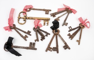 Twenty assorted antique and vintage keys, the largest 14.5cm long.