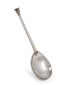 Elizabeth I English sterling silver seal top spoon, stamped with pictorial maker's mark of an orb and cross, London, circa 1582, 16cm long, 42 grams.