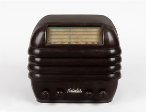 KRIESLER "Beehive" vintage brown bakelite mantle radio, 22cm high.