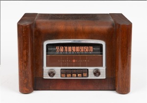 GENERAL ELECTRIC vintage walnut veneered case mantle radio, 22cm high.