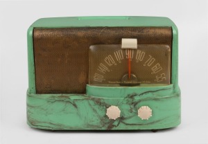 EMERSON American vintage mantle radio in mottled green bakelite case, 19cm high.