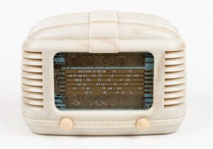 MONARCH "Mickey" vintage mantle radio in mottled cream bakelite case, 18cm high.