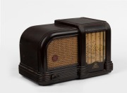 MONARCH vintage mantle radio in brown bakelite case, ​​​​​​​19cm high.