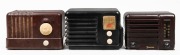 Three vintage shelf radios in bakelite cases, including EMERSON, MIRROR TONE and GENERAL ELECTRIC, mid 20th century, ​​​​​​​the largest 13cm high.