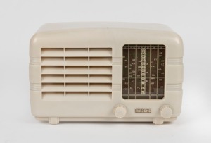 AIRZONE vintage mantle radio in white bakelite case, 17cm high.