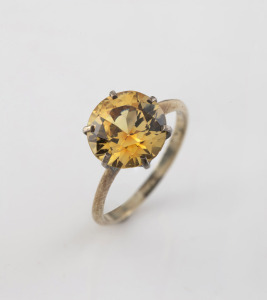 An 18ct gold ring, set with a cut stone, stamped "18ct", 2.6 grams.