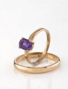 An 18ct gold wedding band (3.3 grams); together with a 9ct gold and amethyst ring (1.5 grams), 20th century, (2 items), ​​​​​​​4.8 grams total.