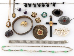 Assorted antique and vintage jewellery including an attractive 9ct gold mounted crucifix pendant, a 9ct gold and cameo necklace, a seed pearl and black enamel mourning bangle (silver gilt) plus others, (qty). Inspection will reward.