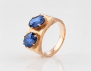 A vintage 9ct rose gold ring, set with two blue stones, 20th century, 9.8 grams.