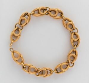 A vintage 18ct gold bracelet with serpent scale finish, 20th century, note: missing clasp, stamped "750", 22cm long, 17.8 grams.