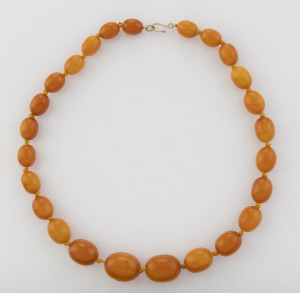 A vintage amber bead necklace, 20th century, 52cm long.