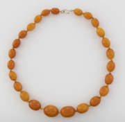 A vintage amber bead necklace, 20th century, 52cm long.