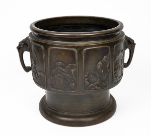 An antique Chinese bronze jardiniere, 19th/20th century, 26cm high, 24cm wide.