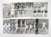 SIGNED POSTCARDS: Group of twenty-one cricketer postcards, of which eleven bearing the original signature of the cricketer depicted, including those of Glenn Turner, Viv Richards, Richard Hadlee, Robin Smith, Geoffrey Boycott, and Derek Underwood. (21 ite