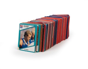SCANLENS - FOOTSCRAY BULLDOGS: An accumulation of more than three hundred cards (unsorted), mostly 1980s-90s. Inspection will reward. (300+ items)