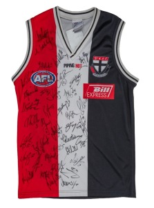 ST KILDA FOOTBALL CLUB jersey, size large, signed by members of the 2005 team, including Fraser Gehrig, Stephen Milne, Leigh Montagna, Xavier Clarke, Justin Pickett and others.