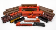 "ILLINOIS CENTRAL" (HO Gauge) five model locomotives, freight wagons and passenger carts.