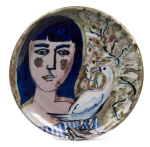 ELIZABETH CUMMINGS pottery plate with hand-painted decoration, signed verso "Cummings, '17", 22.5cm diameter.