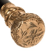 A superb antique American goldfields walking stick with impressive 9ct gold cast handle engraved "California, 1881", mounted on ebony timber shaft with original brass ferrule, 91cm high, the gold top weighing in at a staggering 75.8 grams. - 2