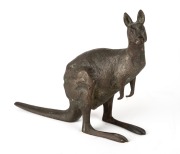 An antique cast bronze kangaroo statue, 19th/20th century, ​​​​​​​15cm high, 19cm long.