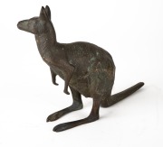 An antique cast bronze kangaroo statue, 19th/20th century, ​​​​​​​15cm high, 19cm long. - 2
