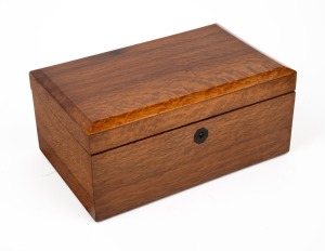 An antique Australian beefwood jewellery box, fitted with lift-out tray and compartments, 19th/20th century, 10cm high, 22cm wide, 14cm deep.