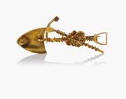 An antique 18ct gold miner's brooch with crossed pick and shovel, gold nugget specimens and entwined rope decoration, 19th century, stamped "18ct", ​​​​​​​5.3cm wide, 5.1 grams.