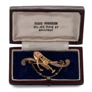 An antique 18ct gold miner's brooch with crossed pick and shovel, gold nugget specimens, entwined rope and seed pearl, 19th century, housed in a period box branded "ISAAC ABRAHAM, 211-213 Mair St, BALLARAT", stamped "18ct", ​​​​​​​5.1cm wide, 5.1 grams. - 2