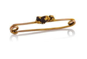 An antique 15ct gold bar brooch with gold nugget and matrix ore specimen, 19th century, 5.5cm wide, 6.6 grams.