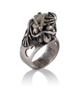 MATCHAM SKIPPER (attributed) vintage Australian silver figural ring, set with natural mineral specimen, circa 1970's, ​​​​​​​24 grams total. - 2