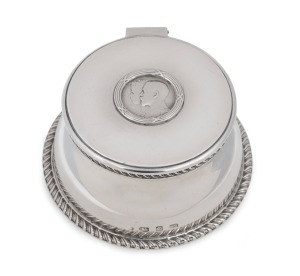 1901 Royal presentation inkwell in sterling silver, featuring a medallion inset into the lid depicting the Duke and Duchess of Cornwall and York to the obverse and the anchor emblem of the Royal Tour of the Colonies to the reverse; approx. 470g overall, i