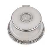 1901 Royal presentation inkwell in sterling silver, featuring a medallion inset into the lid depicting the Duke and Duchess of Cornwall and York to the obverse and the anchor emblem of the Royal Tour of the Colonies to the reverse; approx. 470g overall, i