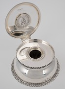 1901 Royal presentation inkwell in sterling silver, featuring a medallion inset into the lid depicting the Duke and Duchess of Cornwall and York to the obverse and the anchor emblem of the Royal Tour of the Colonies to the reverse; approx. 470g overall, i - 2